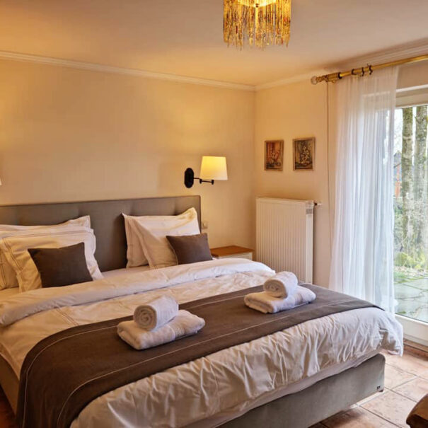 Boxspringbett im Schlazimmer ost mit Terasse
