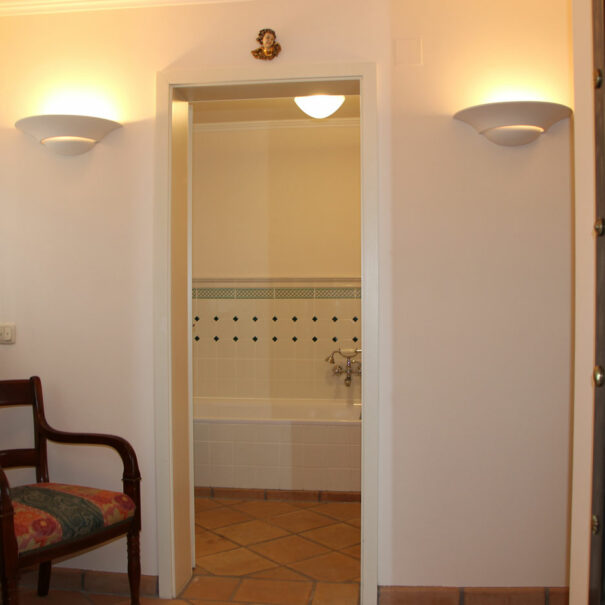 Garderobenzimmer und Bad vor Schlafzimmer OG Ferienhaus Vogelsbergblick