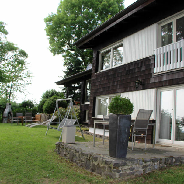 Garten mit Terasse und Sitzplatz Ferienhaus Vogelsbergblick