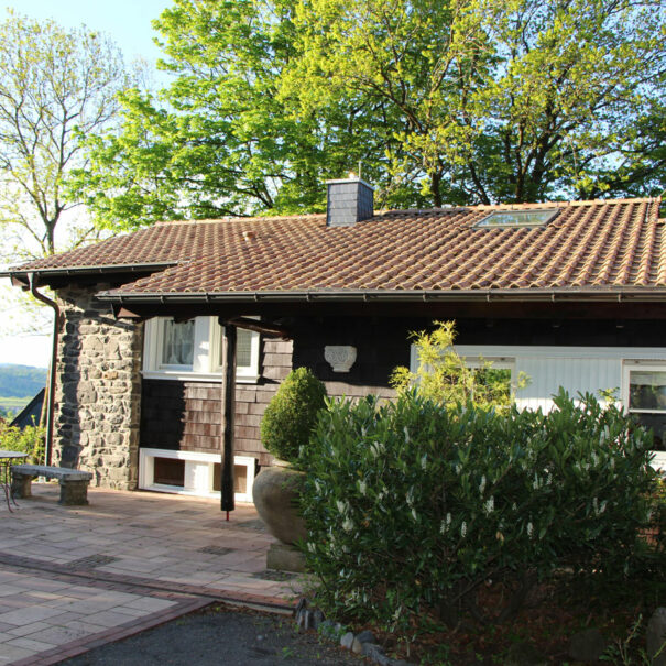 Blick zum Hauseingang und Aussicht Ferienhaus Vogelsbergblick