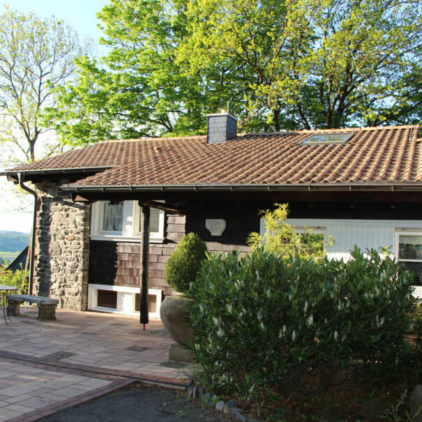 Blick zum Hauseingang und Aussicht Ferienhaus Vogelsbergblick
