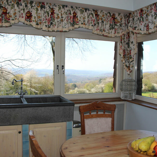 Küche mit Esstisch und Ausblick Ferienhaus Vogelsbergblick