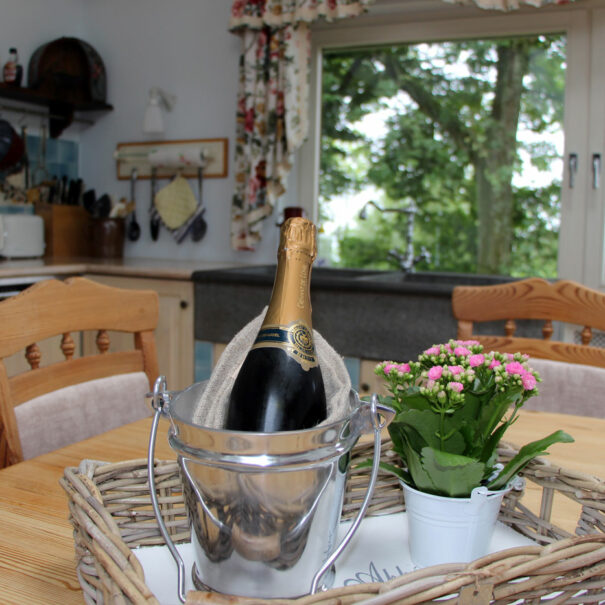 Küche mit Esstisch und Sekt im Ferienhaus Vogelsbergblick