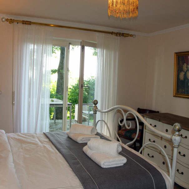 Romantisches Schlafzimmer im EG Ferienhaus Vogelsbergblick
