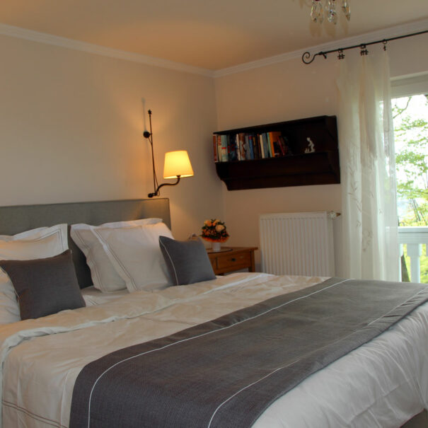 Schlafzimmer mit französischem Fenster Ferienhaus Vogelsbergblick