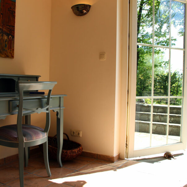 Schlafzimmer west mit Schreibtisch und Gartenzugang Ferienhaus Vogelsbergblick