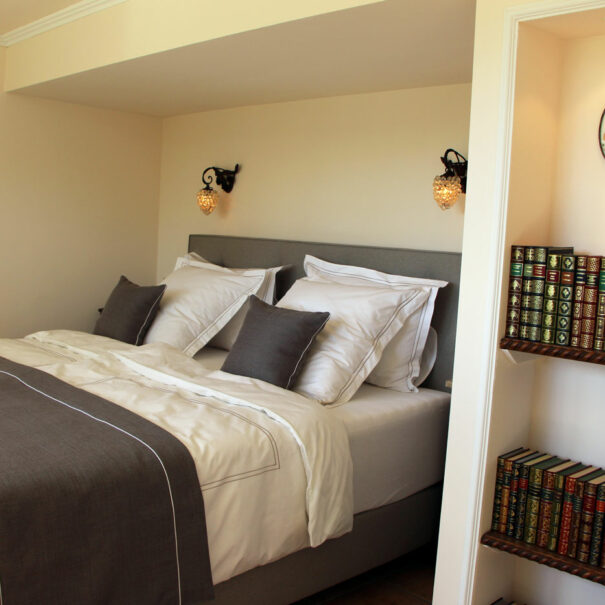 Schlafzimmer west mit Bücherregal Ferienhaus Vogelsbergblick