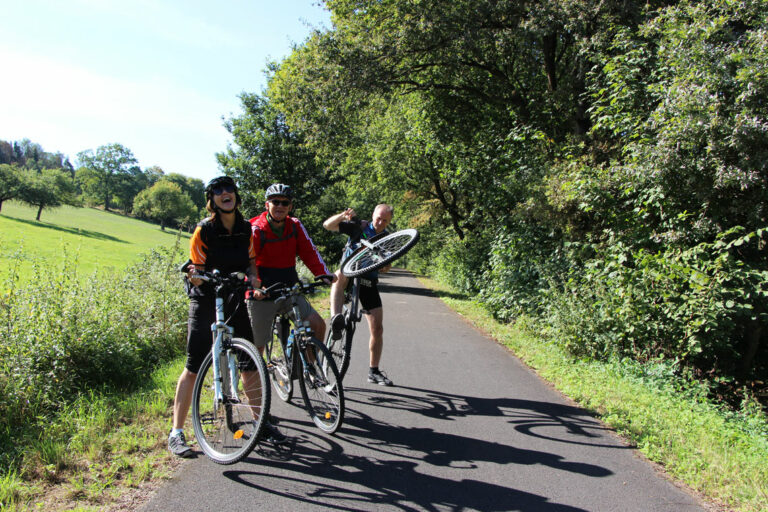 Radfahtren mit dem Fahrrad auf dem Vulkanradweg
