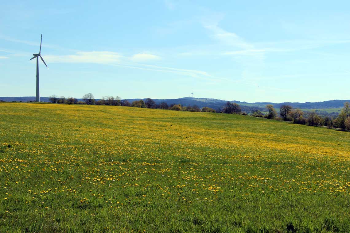 Windrad Betzenrod mit Blick auf Hoherodskopf